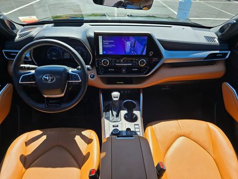 Used 2024 Toyota Highlander Platinum image 24