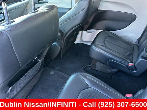 Used 2022 Chrysler Pacifica Touring-L FWD image 14