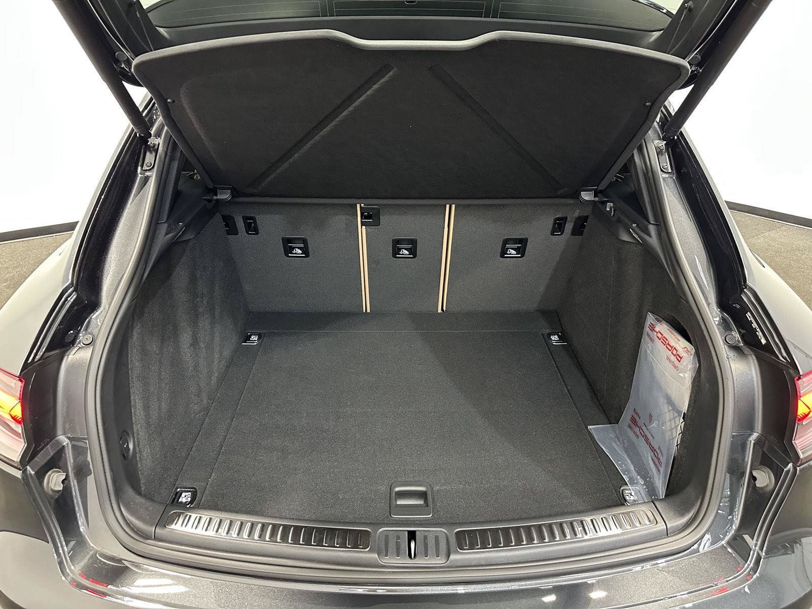 Certified 2026 Porsche Macan AWD/4WD image 37
