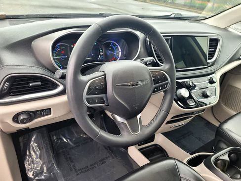 Used 2023 Chrysler Pacifica Touring-L image 9