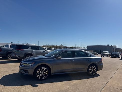 Used 2021 Volkswagen Passat 2.0T SE image 10