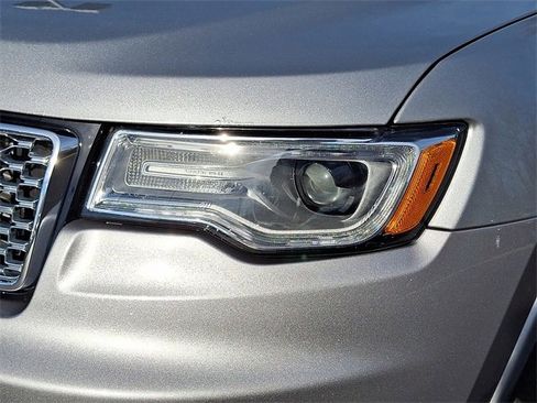 Used 2017 Jeep Grand Cherokee Overland image 9