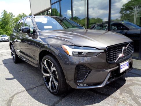 Used 2022 Volvo XC60 B6 R-Design image 3
