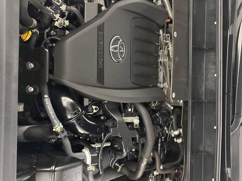 Used 2025 Toyota Highlander XLE AWD/4WD image 39