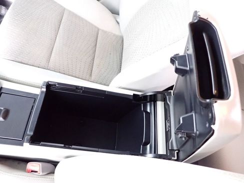 Used 2012 Toyota Camry XLE FWD image 34