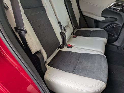 Used 2025 Mitsubishi Outlander SE FWD image 19