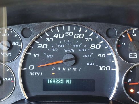 Used 2016 Chevrolet Express 2500 image 19