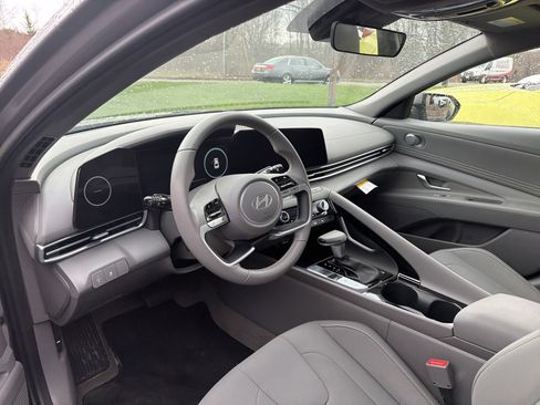 Used 2024 Hyundai Elantra SEL w/ Convenience Package image 8