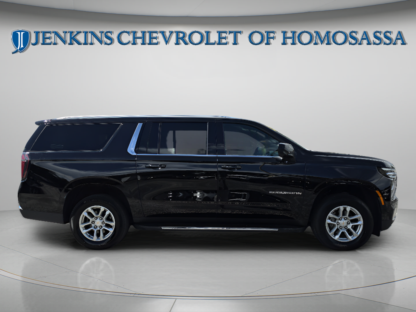 Used 2025 Chevrolet Suburban LT RWD image 3