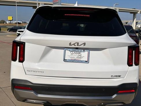 Used 2025 Kia Sorento S FWD image 7