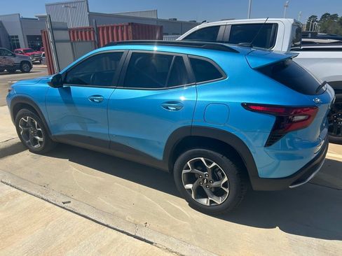 Used 2025 Chevrolet Trax LT w/ LT Convenience Package image 8