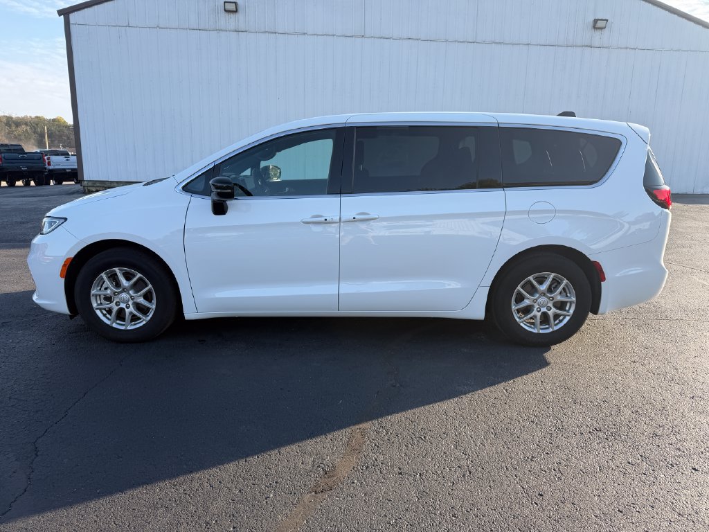 Used 2026 Chrysler Pacifica Select FWD image 8