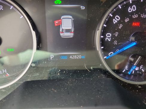 Used 2022 Toyota RAV4 XLE Premium image 31