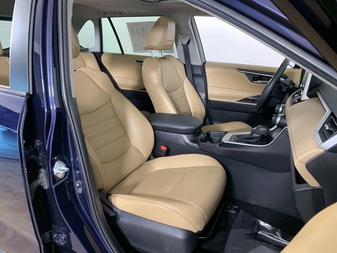 Used 2021 Toyota RAV4 XLE Premium AWD/4WD image 38