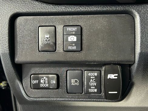 Used 2020 Toyota Tacoma TRD Sport w/ TRD Premium Sport Package AWD/4WD image 27