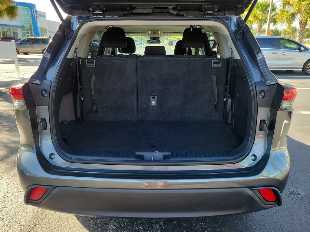 Used 2023 Toyota Highlander L FWD image 9