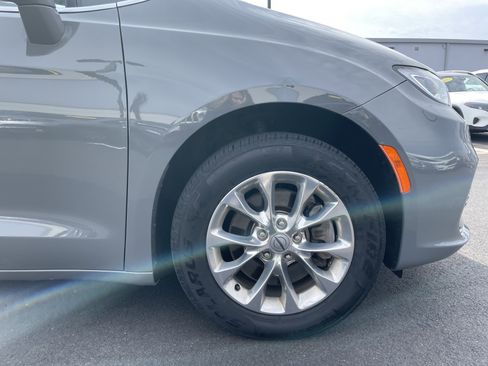 Used 2022 Chrysler Pacifica Touring-L image 7