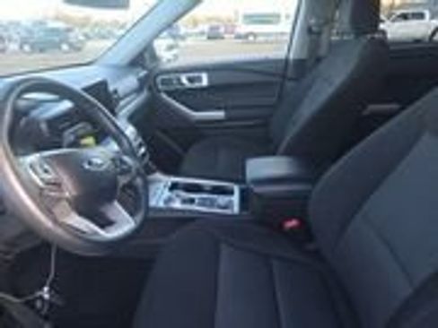Used 2023 Ford Explorer XLT image 2