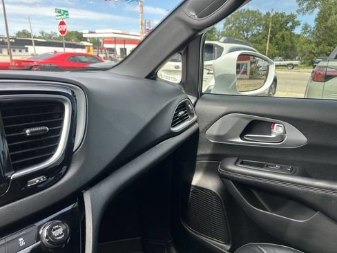 Used 2018 Chrysler Pacifica Touring-L Plus FWD image 37