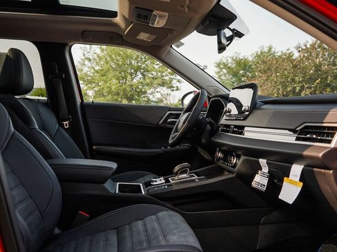 New 2025 Mitsubishi Outlander SE image 11