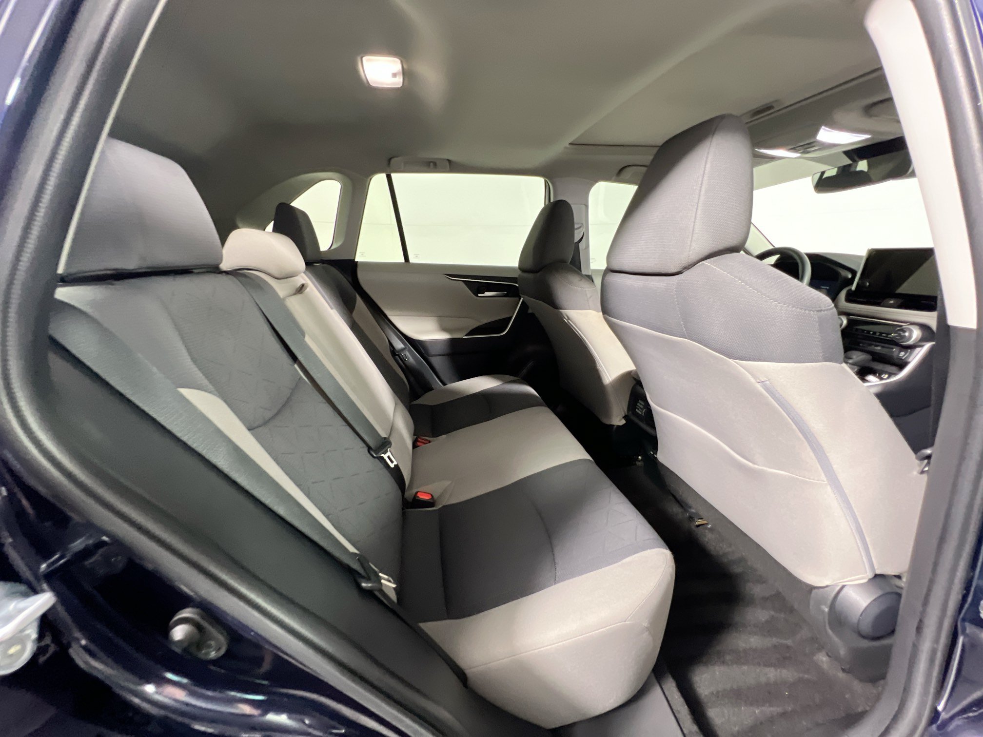 Used 2025 Toyota RAV4 XLE w/ Convenience Package FWD image 33