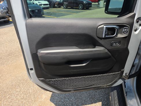 Used 2023 Jeep Gladiator Overland AWD/4WD image 6