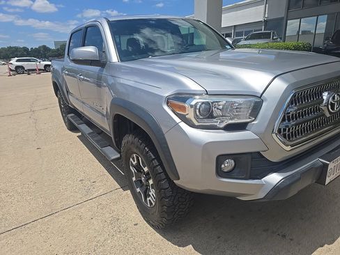 Used 2016 Toyota Tacoma TRD Off-Road w/ Premium & Technology Package RWD image 2