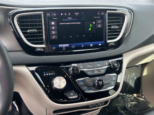 Used 2023 Chrysler Pacifica Touring-L FWD image 13