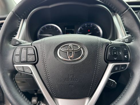Used 2019 Toyota Highlander XLE AWD/4WD image 10