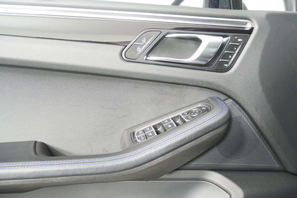 Used 2024 Porsche Macan AWD/4WD image 10