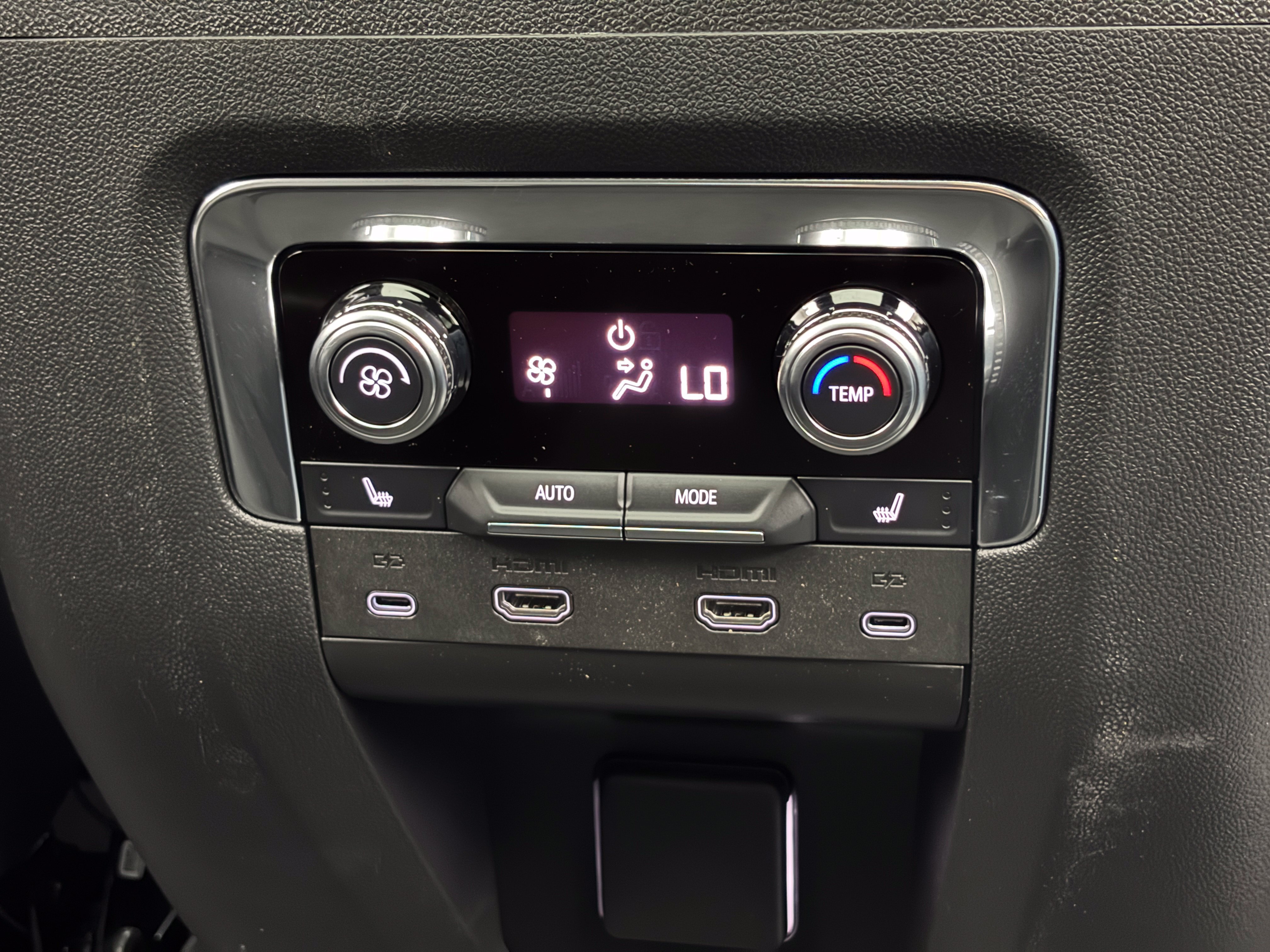 New 2026 GMC Yukon Elevation w/ Elevation Premium Package AWD/4WD image 9