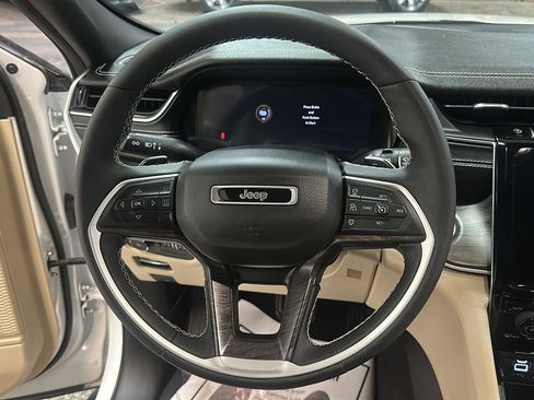 Used 2023 Jeep Grand Cherokee Limited image 18