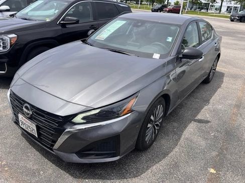 Used 2025 Nissan Altima 2.5 SV FWD image 3