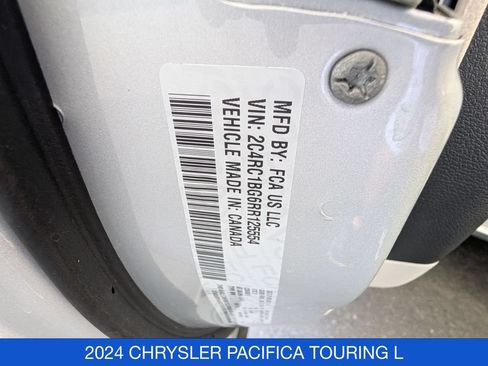 Used 2024 Chrysler Pacifica Touring-L FWD image 36