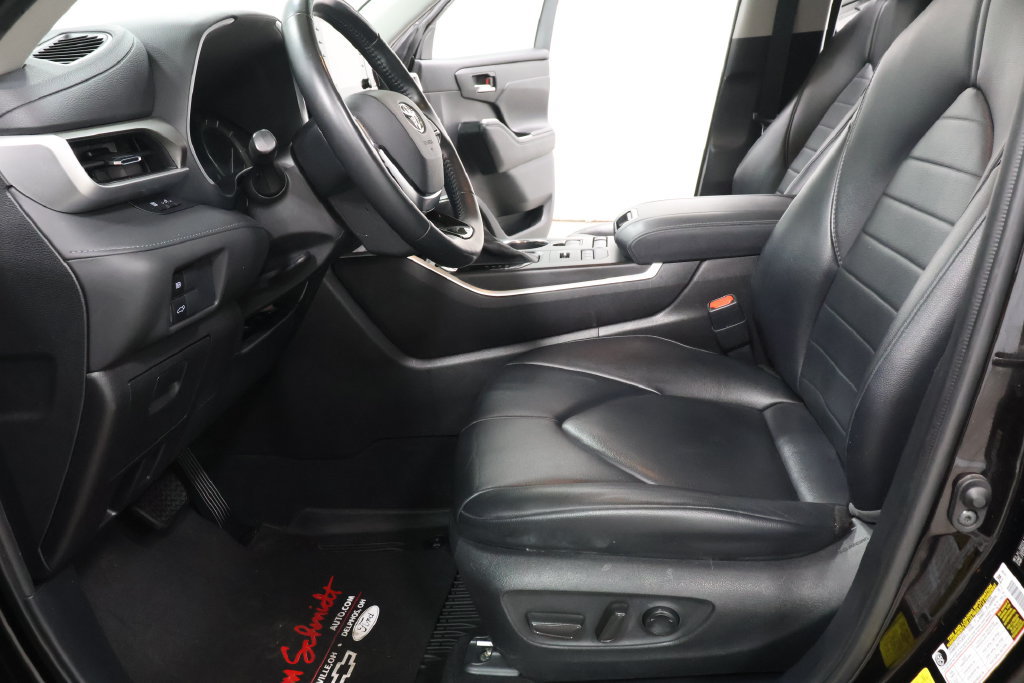 Used 2021 Toyota Highlander XLE AWD/4WD image 20