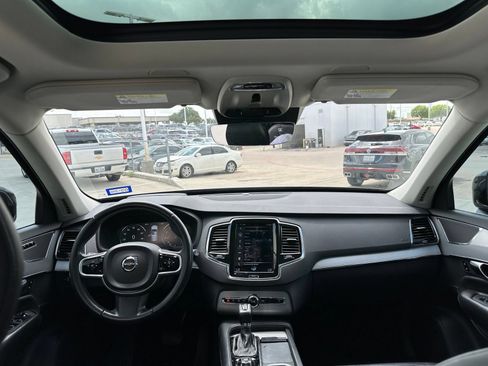 Used 2021 Volvo XC90 T5 Momentum FWD image 12