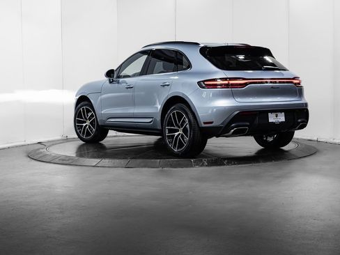 Certified 2025 Porsche Macan image 3