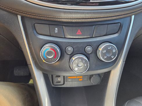 Used 2020 Chevrolet Trax LT w/ LT Convenience Package AWD/4WD image 9