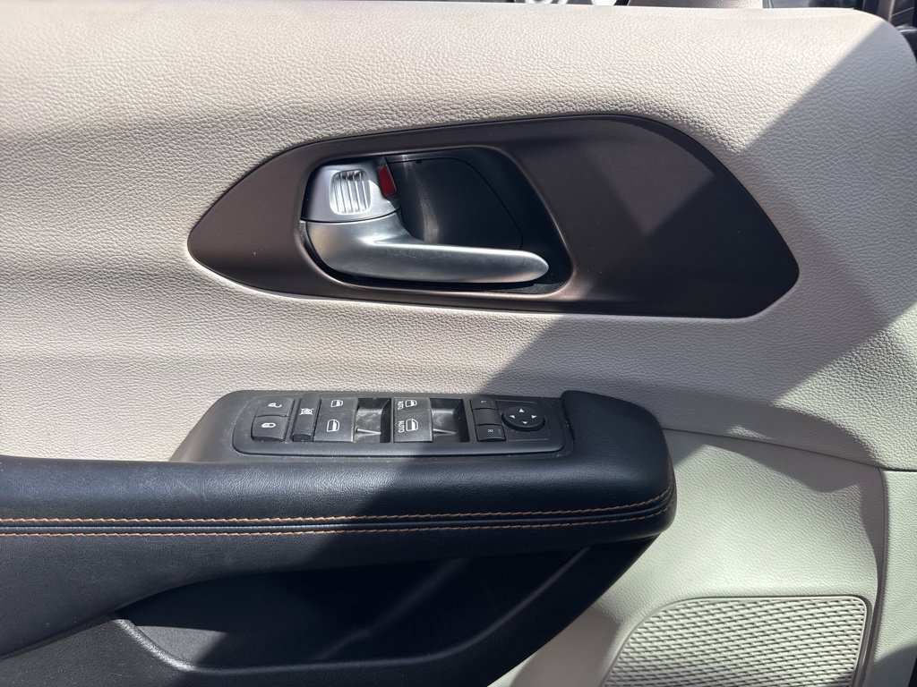 Used 2017 Chrysler Pacifica Touring-L FWD image 27