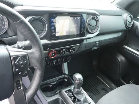 Used 2019 Toyota Tacoma TRD Sport w/ Technology Package AWD/4WD image 28