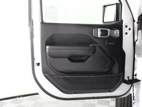 Used 2024 Jeep Wrangler Unlimited image 17