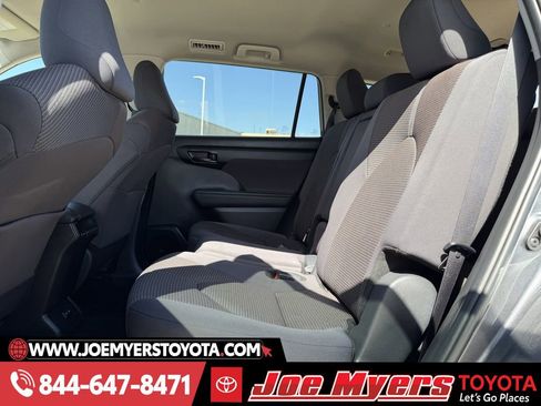Used 2025 Toyota Highlander LE image 29