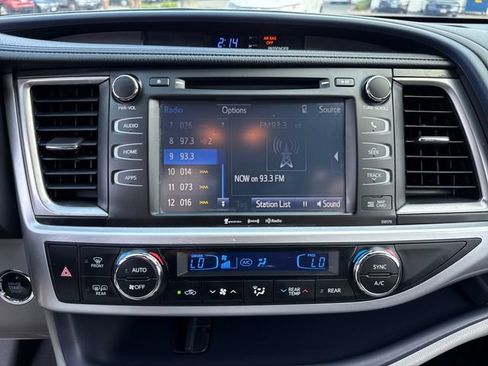 Used 2018 Toyota Highlander XLE AWD/4WD image 21
