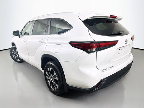 Used 2023 Toyota Highlander XLE image 5