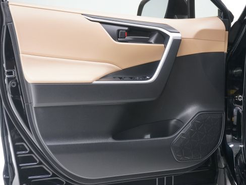 Used 2022 Toyota RAV4 LE image 13