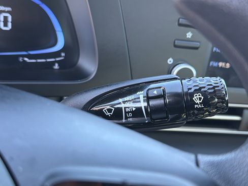 Used 2025 Hyundai Elantra SE image 19