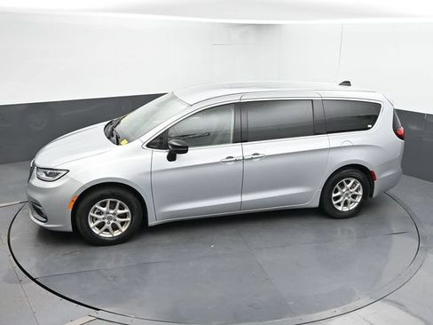 Used 2024 Chrysler Pacifica Touring-L FWD image 41