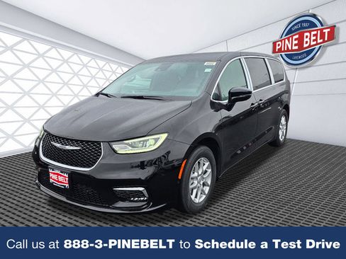 New 2026 Chrysler Pacifica Select image 1