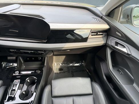 Used 2025 Audi Q6 e-tron Premium Plus w/ Premium Plus AWD/4WD image 30