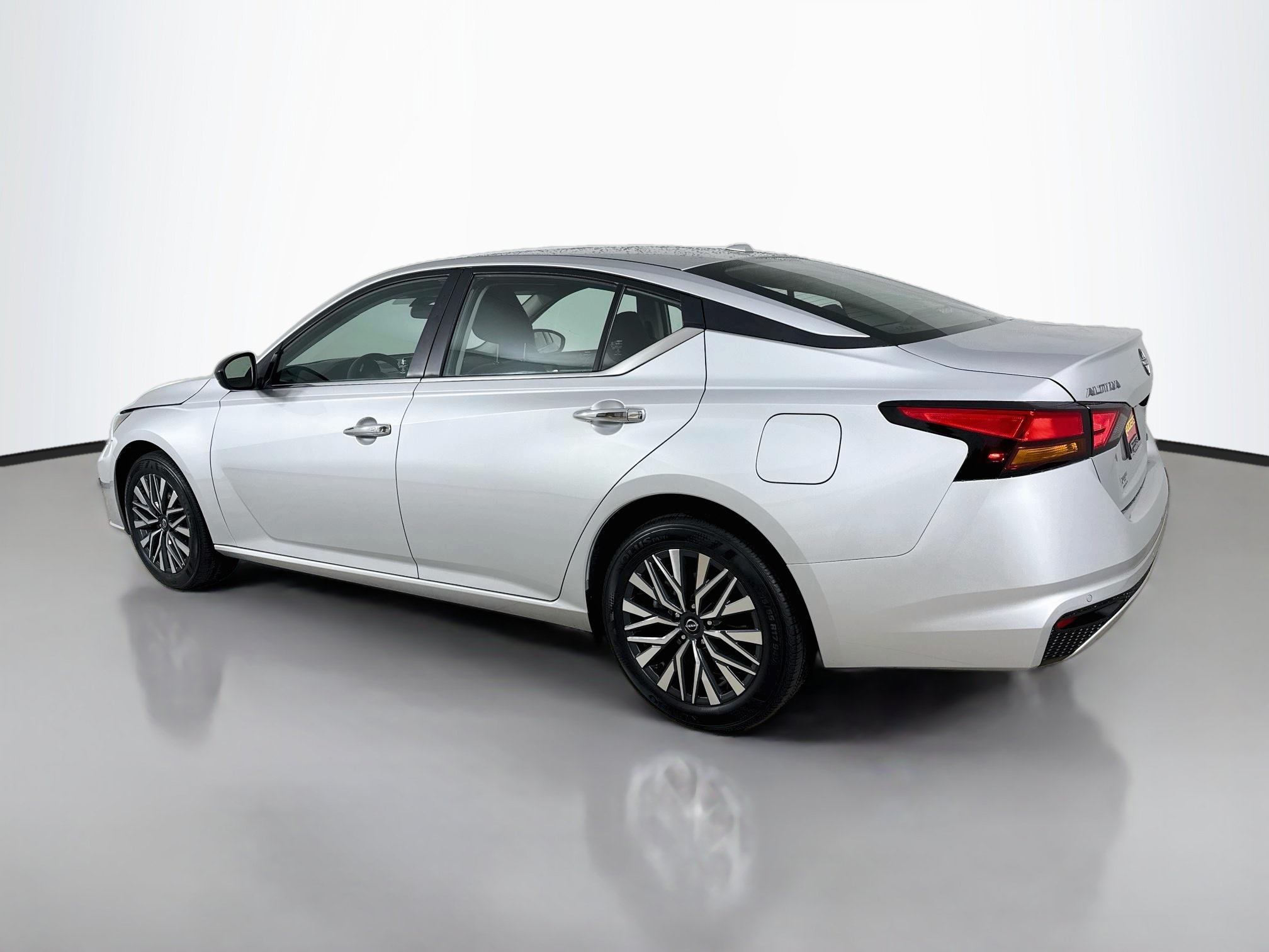 Used 2025 Nissan Altima 2.5 SV AWD/4WD image 6